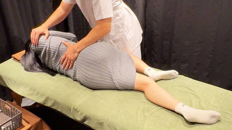 处女丧失 因为第一次中出的高潮而神魂颠倒的清纯系美女，强制无套插入 所有的一切都是初体验的快感，发出高潮声尖叫