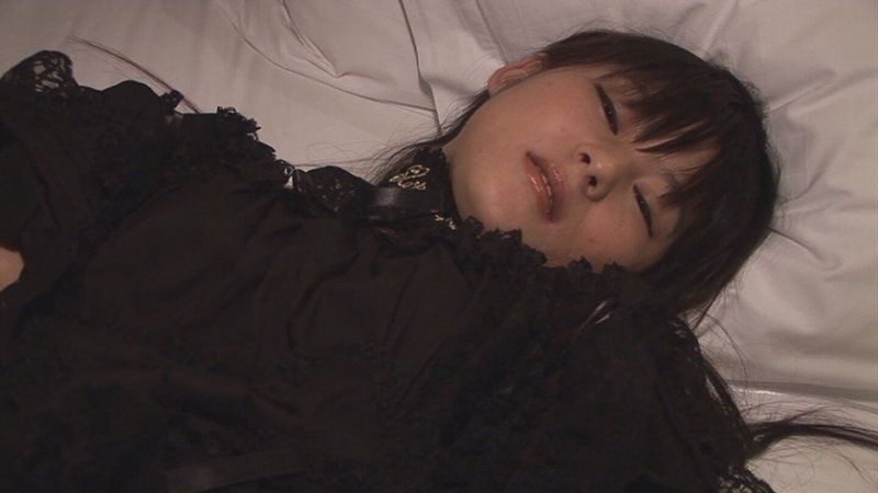 穿着哥特风格服装的神秘微笑可爱不思议女孩进行内射性爱！