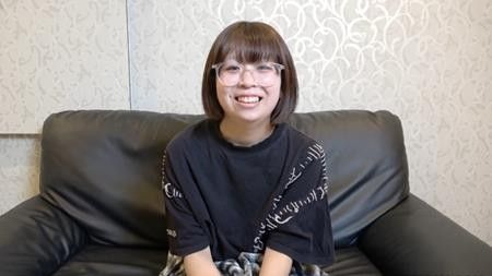 （初次拍摄）一位身高149厘米、娇小玲珑、戴着眼镜、有点书呆子气的美女尝试了她的第一次POV拍摄