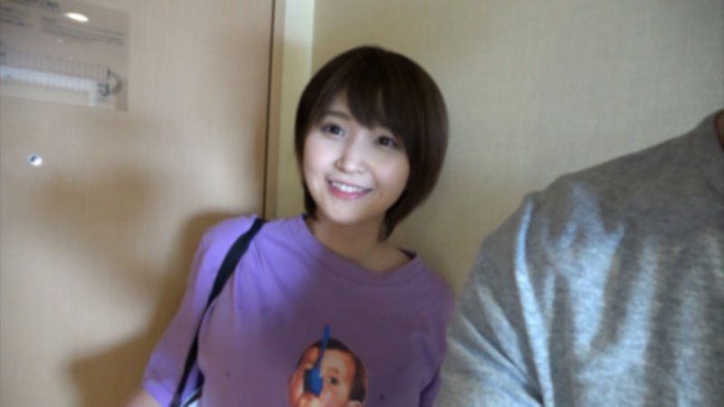 偶像中心级的可爱大学生。对无法从可爱的外表想像到的巨乳感到非常兴奋，并中出。